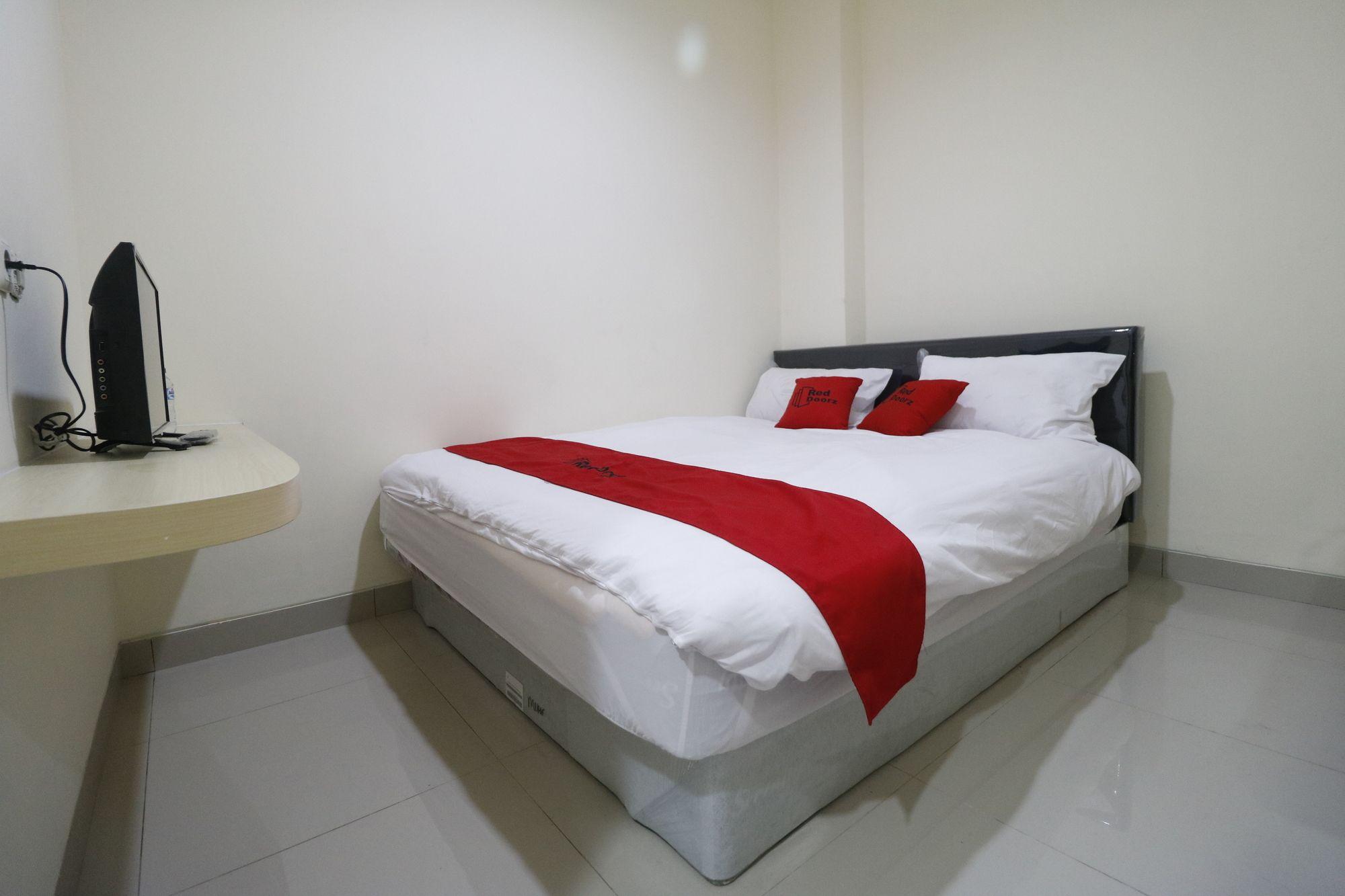 Reddoorz Plus Near Mall Ciputra Jakarta Exteriör bild