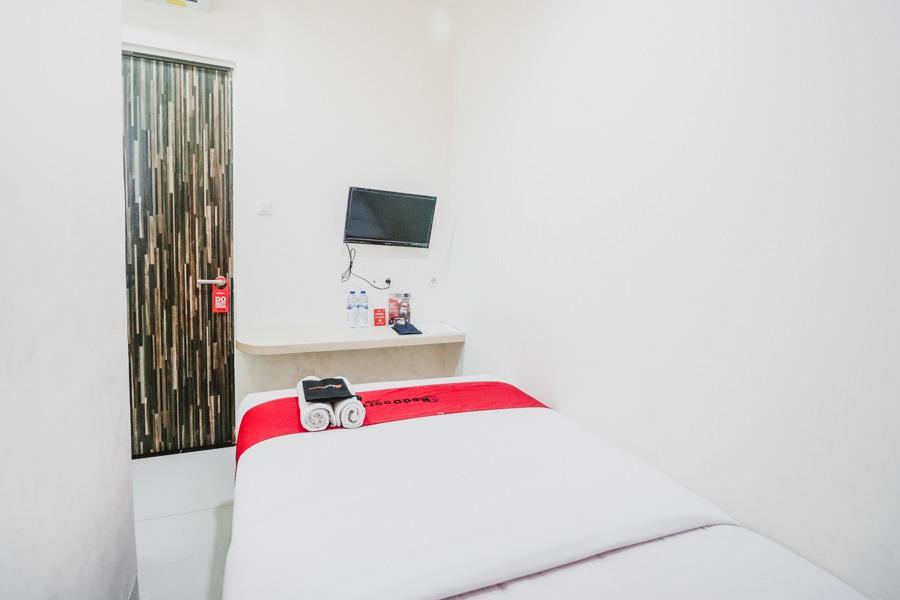 Reddoorz Plus Near Mall Ciputra Jakarta Exteriör bild