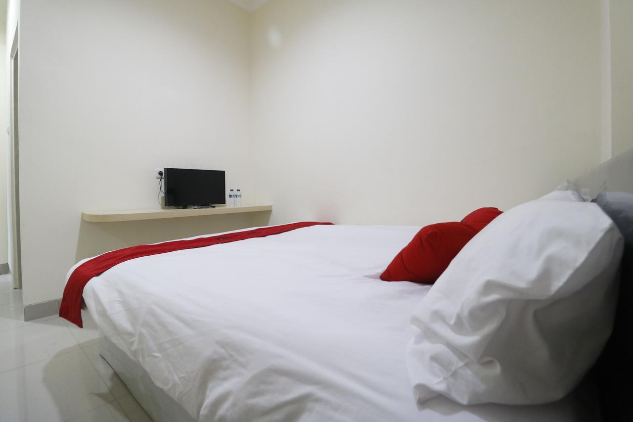 Reddoorz Plus Near Mall Ciputra Jakarta Exteriör bild
