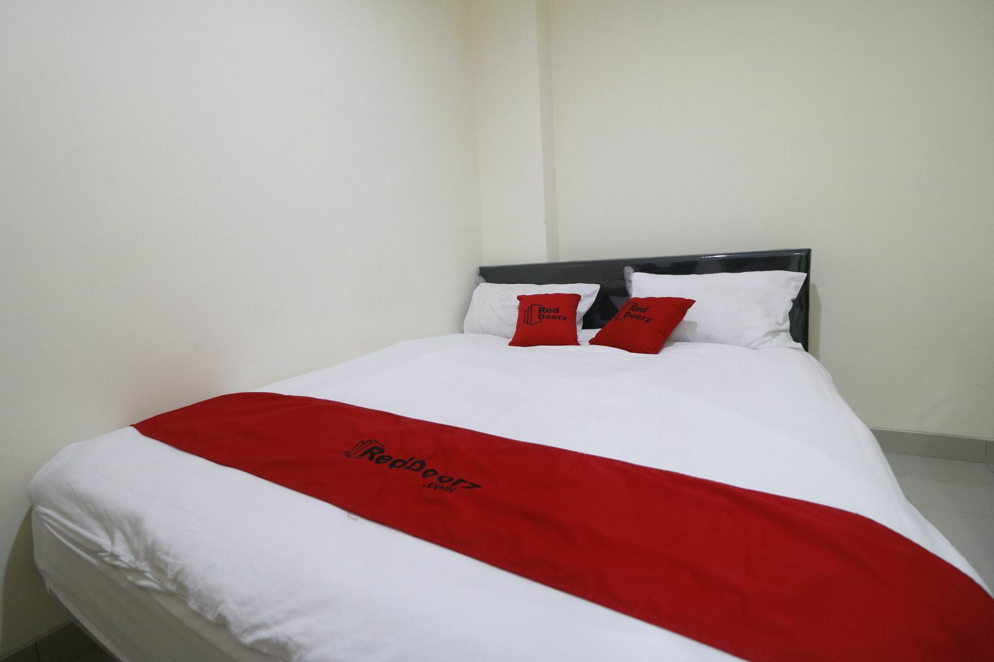 Reddoorz Plus Near Mall Ciputra Jakarta Exteriör bild